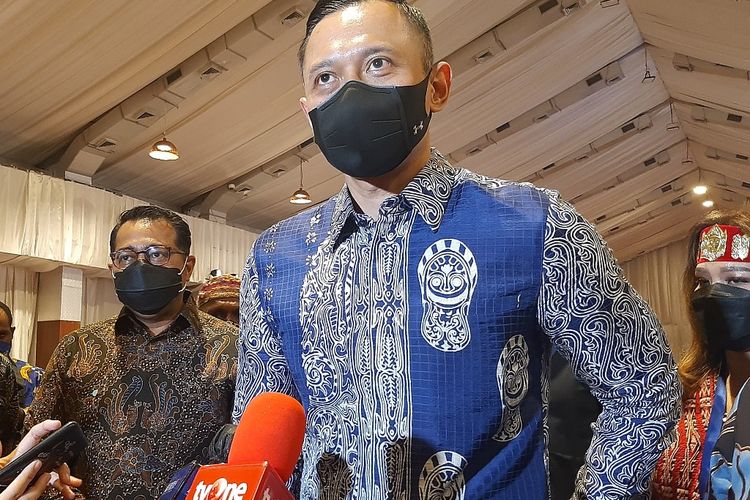 Ketua Umum Partai Demokrat Agus Harimurti Yudhoyono (AHY) memberi keterangan kepada pers usai menghadiri cara perayaan Natal Partai Demokrat di Hotel Sultan, Jakarta, Sabtu (29/1/2022)  