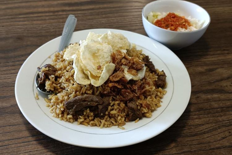 Satu porsi Nasi Goreng Kambing dari restoran Nasi Goreng Kambing Kebon Sirih atau yang sekarang bernama NasGorKam BonSir. Restoran yang terletak di Jalan Kebon Sirih, Kecamatan Menteng, Jakarta Pusat ini merupakan salah satu kuliner legendaris di Jakarta yang telah berdiri sejak tahun 1958. 