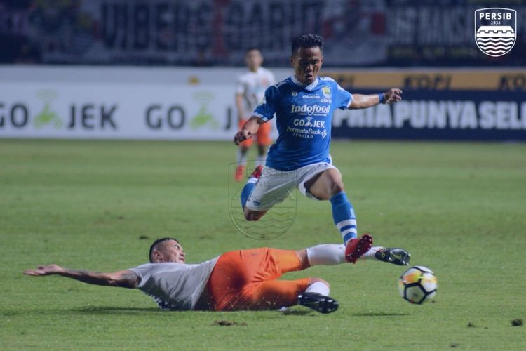 Pemain sayap Persib, Ghozali Siregar, saat melewati hadangan pemain Borneo FC.