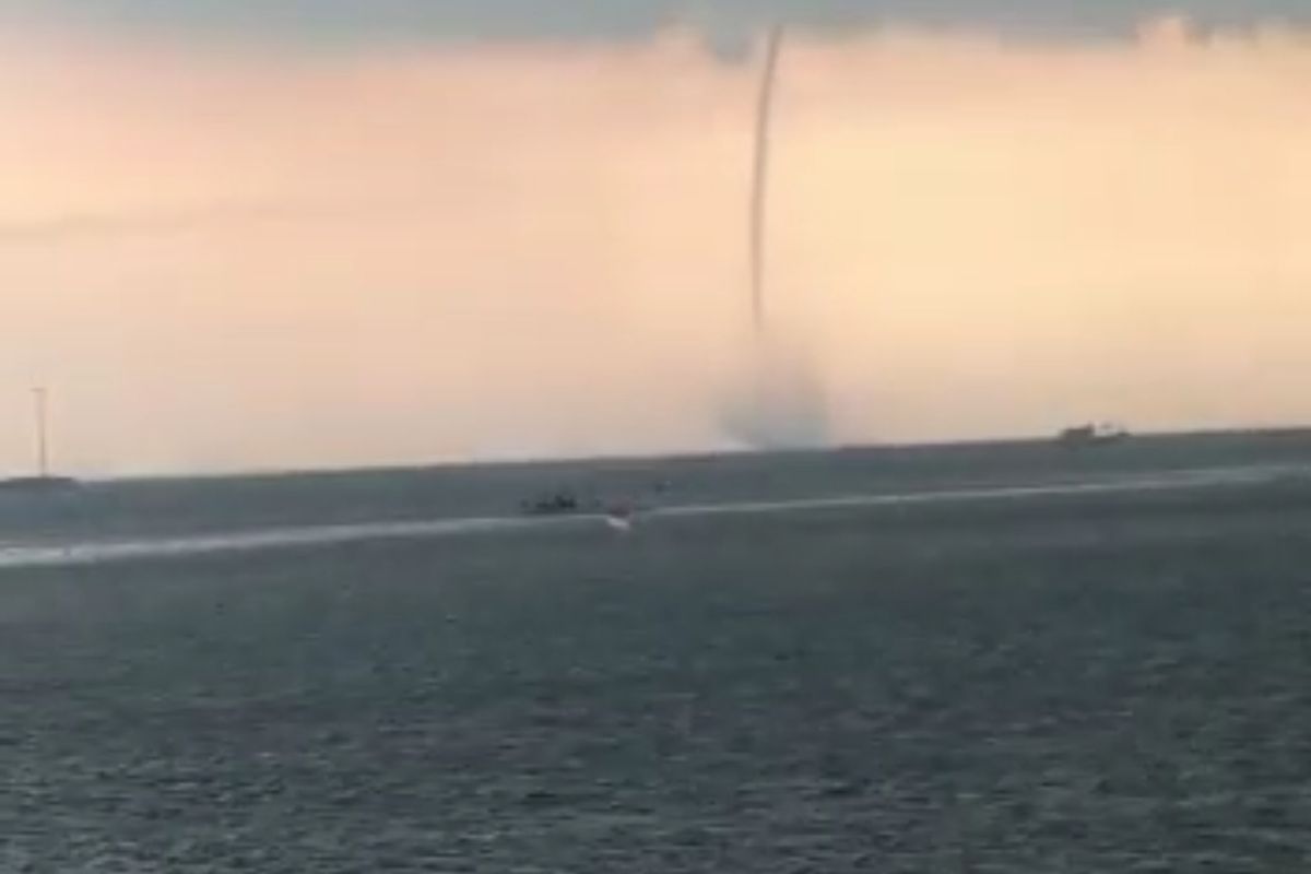 Waterspout yang menghebohkan warga Kota Probolinggo saat berada di pelabuhan. 