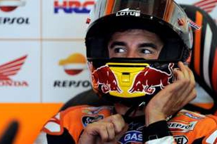 Pebalap Repsol Honda asal Spanyol, Marc Marquez, memasang helm saat akan menjalani sesi latihan ketiga GP Spanyol di Sirkuit Jerez, Sabtu (23/4/2016).