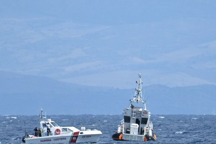 Kapal penyelamat beroperasi di lepas pantai Porticello, dekat Palermo, Italia, Selasa (20/8/2024), sehari setelah kapal pesiar mewah berbendera Inggris, Bayesian, tenggelam.