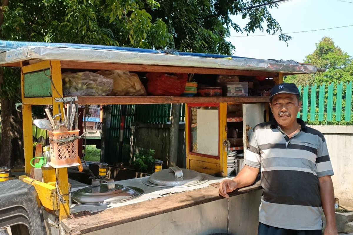 Mulyadi (55) pedagang mi ayam dan bakso yang sehari-hari berjualan di sekitar wilayah Utan Kayu dan Rawamangun, Jakarta Timur. Ia mengaku meraup untung lebih banyak saat berjualan di momen Hari Raya Lebaran.
