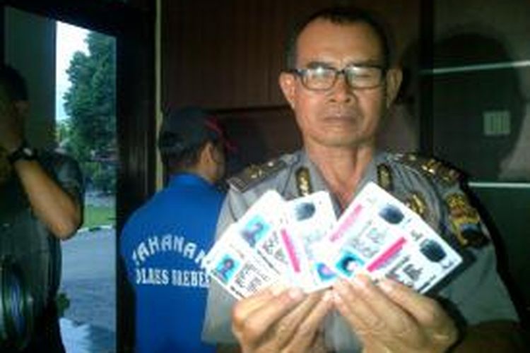 Polisi menunjukkan SIM palsu yang dibuat tersangka MM di Mapolres Brebes, Rabu (18/12/2013).