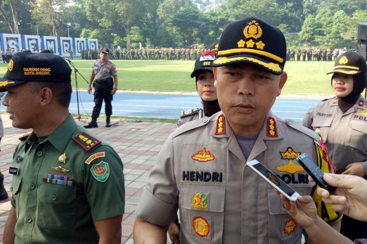 Kepala Polresta Bogor Kota Komisaris Besar Hendri Fiuser saat diwawancara usai memimpin Apel Pengamanan Hasil Rekapitulasi Pemilu, di Lapangan Sempur, Kota Bogor, Selasa (21/5/2019). (KOMPAS.com / RAMDHAN TRIYADI BEMPAH)