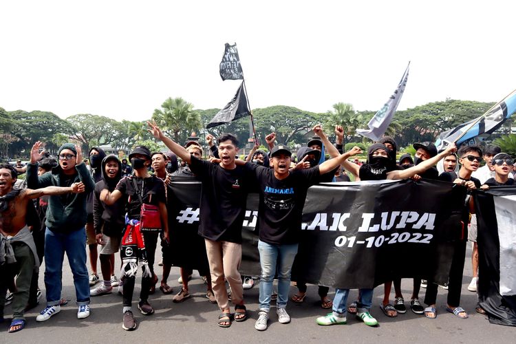 Puluhan suporter Arema FC, Aremania melakukan aksi demo menuntut penegakan hukum yang adil terkait Tragedi Kanjuruhan yang menelan 133 korban meninggal di Balai Kota Malang, Kamis (20/10/2022) siang.