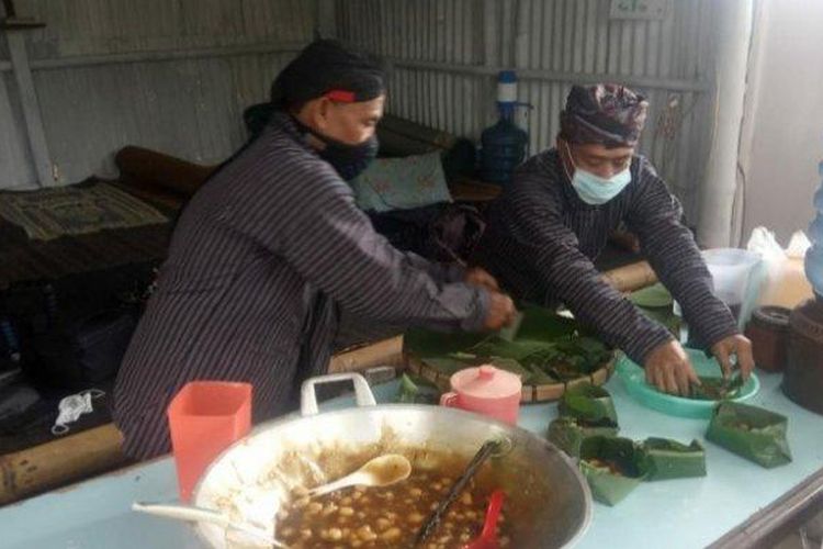 Pokdarwis Kampung Gribig Religi (KGR) menggelar Mbabar Bubur Sapar di destinasi komplek cagar budaya dan pesarean Ki Ageng Gribig, Kota Malang, Kamis (16/9/2021). 