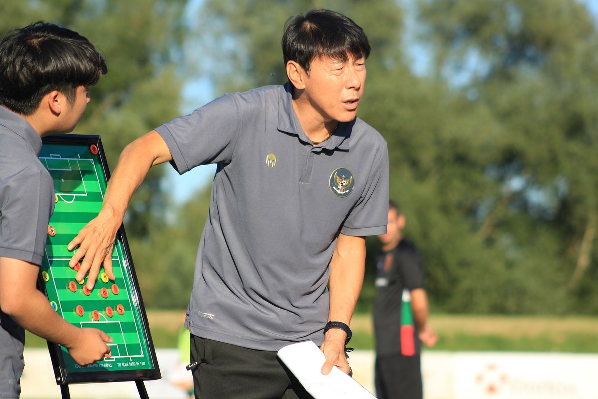 Pelatih timnas Indonesia, Shin Tat-yong menjelaskan strateginya ketika timnas U19 Indonesia melawan Kroasia, 8 September 2020.