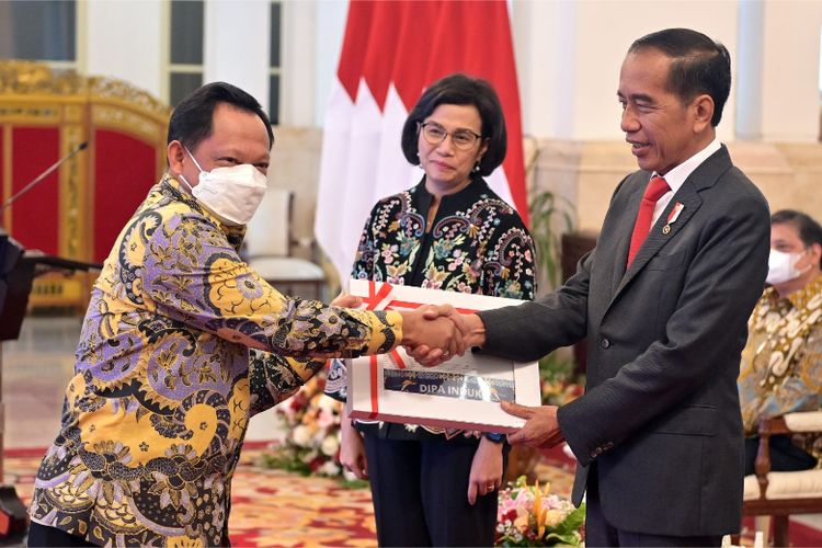 Menteri Dalam Negeri (Mendagri) Muhammad Tito Karnavian menerima langsung Daftar Isian Pelaksanaan Anggaran (DIPA) Kementerian Dalam Negeri (Kemendagri) Tahun Anggaran (TA) 2023 dari Presiden Joko Widodo (Jokowi) di Istana Negara, Jakarta, Kamis (1/12/2022) 