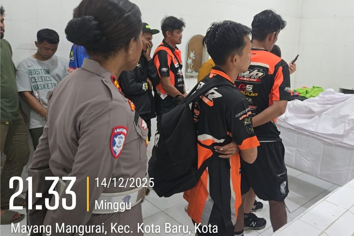 Proses pengiriman jenazah Awhin Sanjaya, pembalap nasional yang tewas usai kecelakaan dalam kejuaran balap motor Sumatera Cup Prix (SCP) 2025 di Zabaq National Circuit, Tanjung Jabung Timur, Provinsi Jambi, Minggu (14/12/2024). 