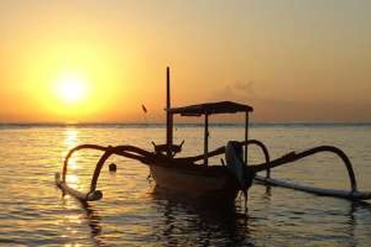 Perahu atau jukung di Pantai Sanur, Bali.