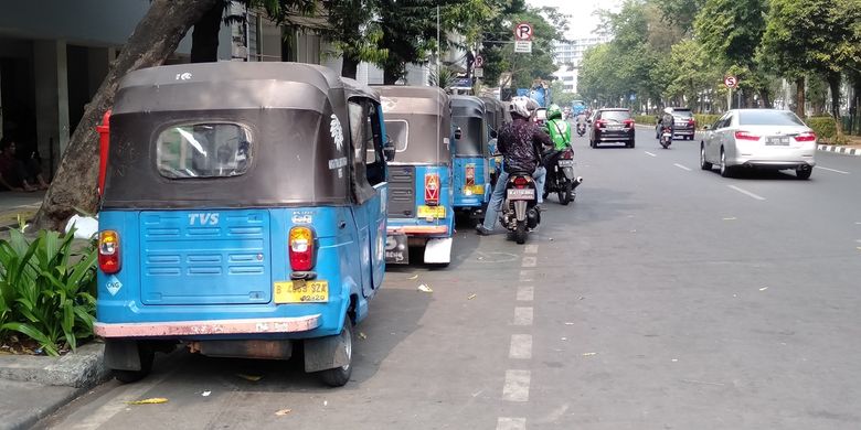 Kendaraan terparkir di jalur sepeda di kawasan Blok M, Jakarta Selatan, Rabu (18/9/2019)