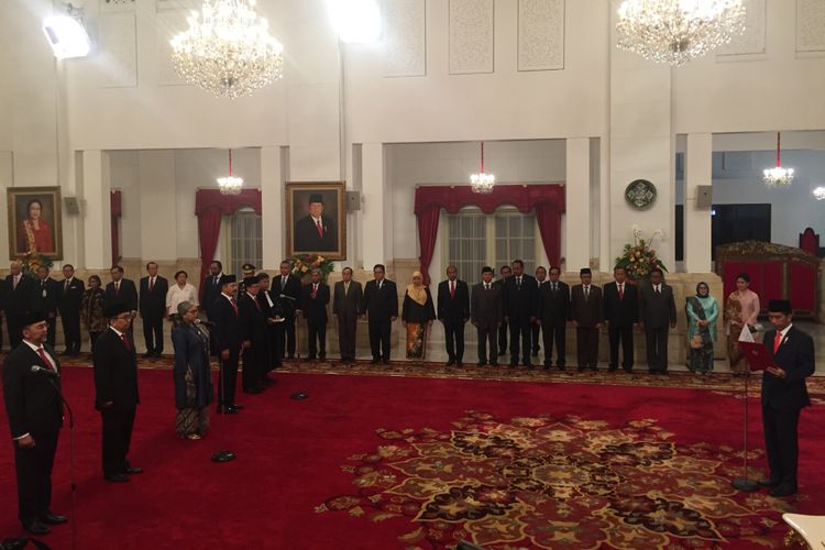 Presiden Joko Widodo melantik 6 Duta Besar di Istana Negara, Jakarta, Kamis (18/5/2017).