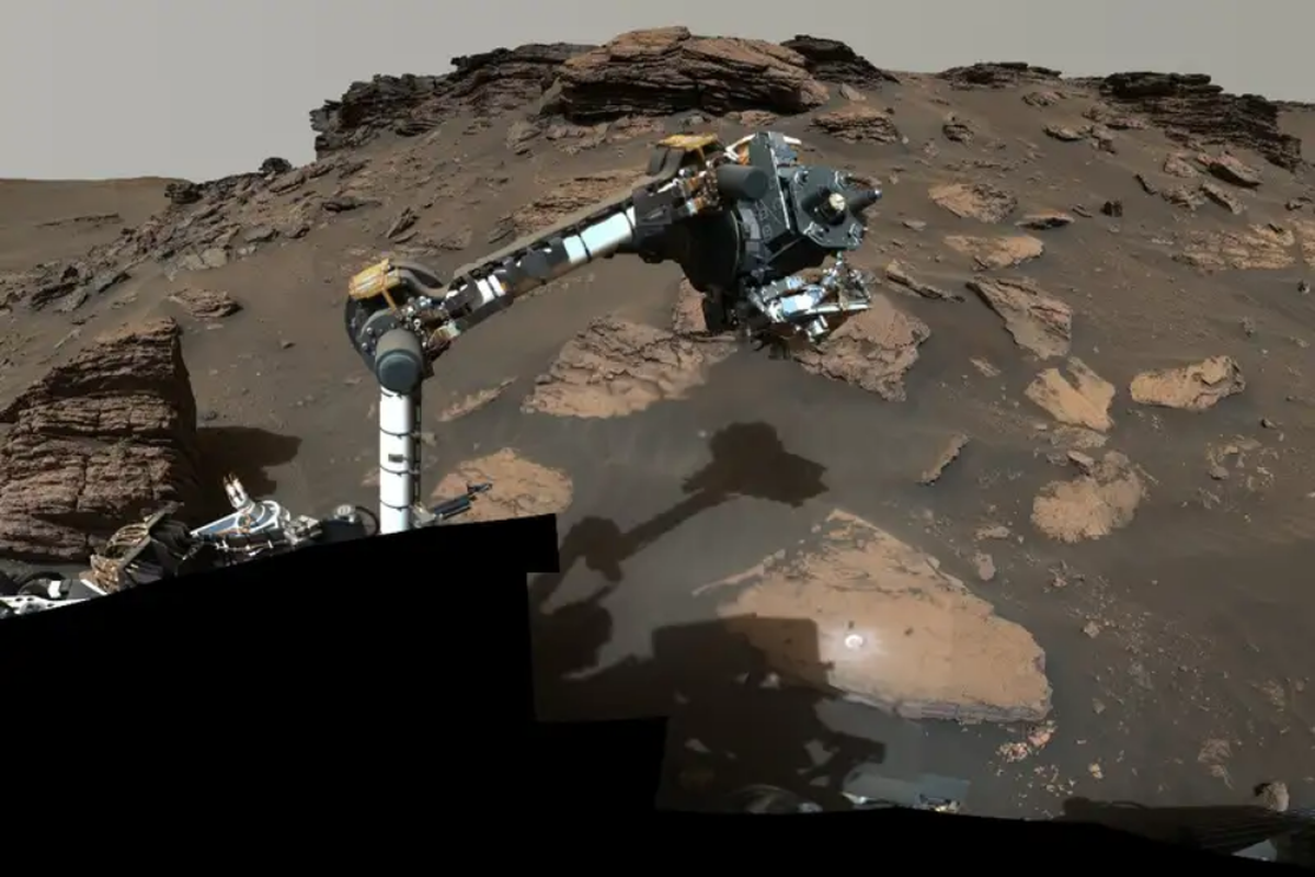 Penampakan dari penjelajah Perseverance NASA di singkapan berbatu yang disebut Skinner Ridge di Mars

