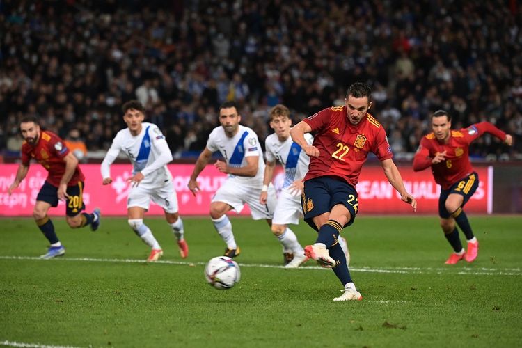 Penyerang Spanyol Pablo Sarabia mencetak gol penalti saat pertandingan Kualifikasi Piala Dunia FIFA Qatar 2022 antara Yunani vs Spanyol di Stadion OAKA Spiros Louis di Athena pada 11 November 2021.