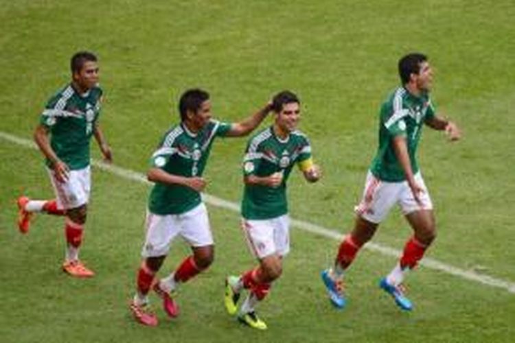 Kapten tim nasional Meksiko, Rafael Marquez (ketiga dari kiri), merayakan gol yang dicetak ke gawang Selandia Baru dalam laga play-off leg pertama di Stadion Azteca, Mexico City, Rabu (13/11/2013).
