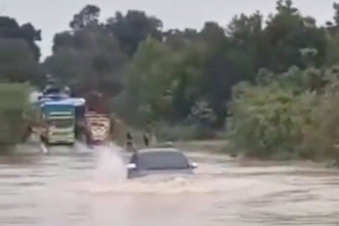 Innova Nekat Terabas Banjir dengan Ketinggian Air hingga Kap Mesin