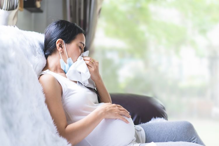 Gejala flu pada ibu hamil umumnya sama dengan orang lain, meliputi batuk, sakit tenggorokan, demam, pusing, dan pilek. 