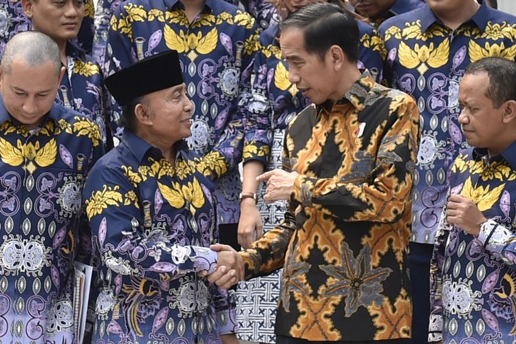 Presiden Joko Widodo (kedua kanan) berbincang bersama Ketua Himpunan Pengusaha Muda Indonesia (HIPMI) Bahlil Lahadalia (kanan) dan pendiri HIPMI Abdul Latief (kedua kiri) usai pertemuan di halaman depan Istana Merdeka, Jakarta, Kamis (5/4). Pertemuan tersebut membahas keterlibatan pengusaha muda dalam proyek pemerintah serta melaporkan hasil dari Rapimnas dan menyerahkan usulan Rancangan Undang-Undang Kewirausahaan. ANTARA FOTO/Puspa Perwitasari/foc/18.
