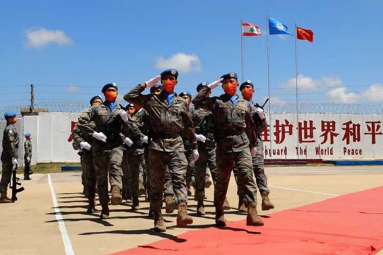 Personel pasukan penjaga perdamaian dari China berbaris dalam sebuah upacara parade medali di Desa Hanniyah, Lebanon selatan, pada 1 Juli 2022.