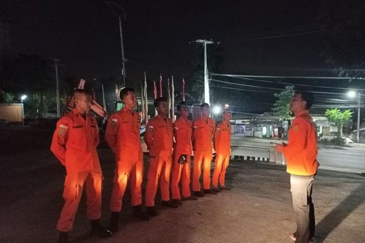 Basarnas Banten mempersiapkan untuk mengevakuasi nelayan Kabupaten Lebak yang hilang di Perairan Binuangen, Lebak, Rabu (31/8/2022). 