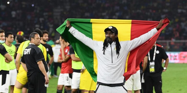 Momen pelatih Senegal, Aliou Cisse, berhasil bawa Singa Teranga juara Piala Afrika edisi 2021 di Kamerun, Minggu (6/2/2022) waktu setempat. Terkini, Aliou Cisse akan kembali memimpin timnas Senegal tampil di Piala Dunia 2022.
