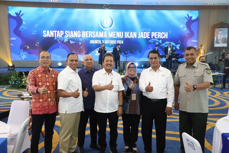 Menteri KP Trenggono bersama beberapa stakeholder dalam acara Santap Siang Bersama Menu Ikan Jade Perch di Kantor Kementerian KP, Jakarta, Kamis (3/10/2024). 