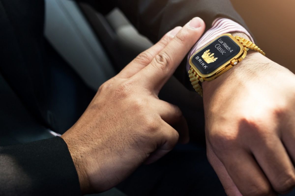 Apple Watch 4 dimodifikasi berlapis emas dan bertahtakan berlian.