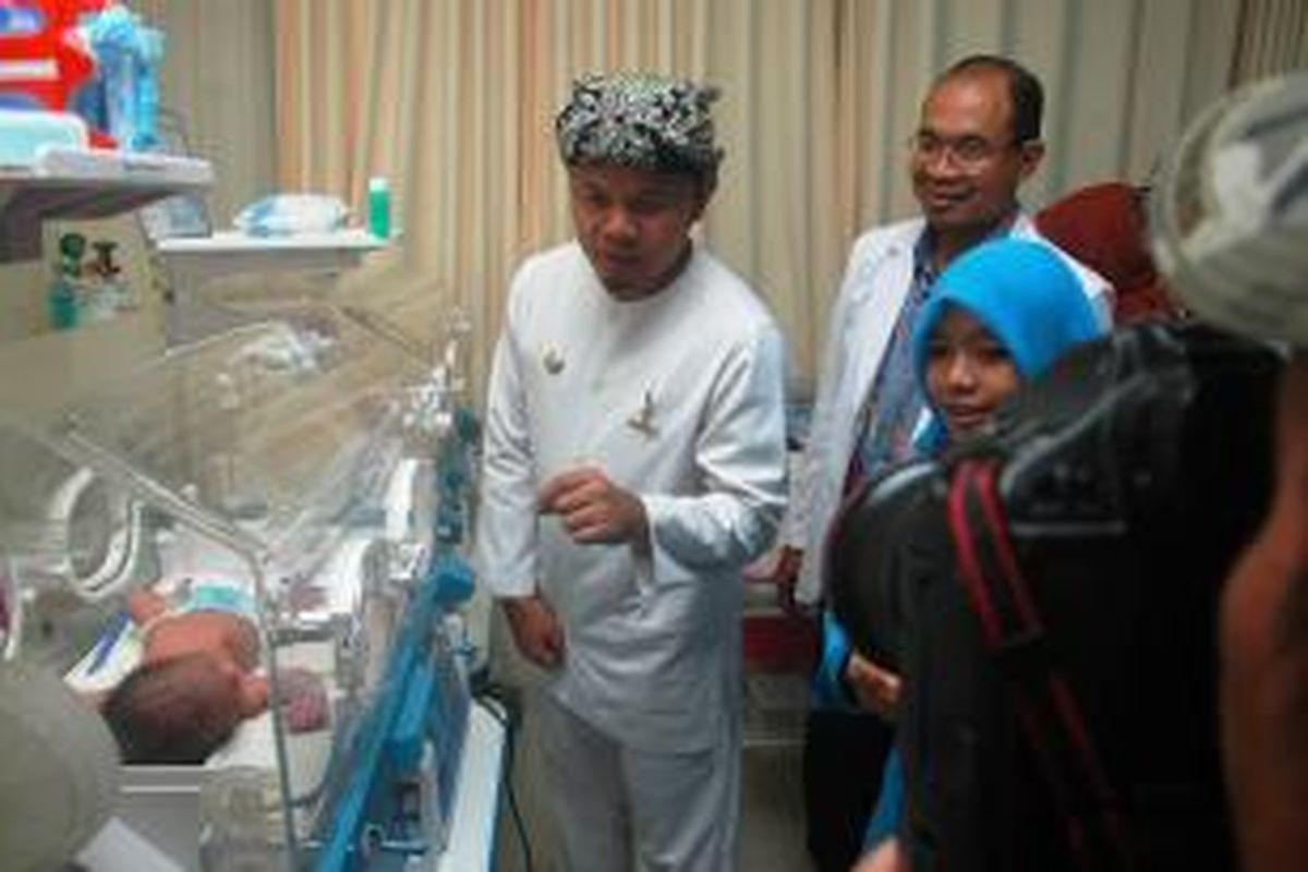 Wali Kota Bogor, Bima Arya Sugiarto, blusukan ke Rumah Sakit Ibu dan Anak UMMI Kota Bogor, untuk melihat bayi yang lahir tepat di Hari Ulang Tahun Bogor, Senin (3/6/2015). K97-14