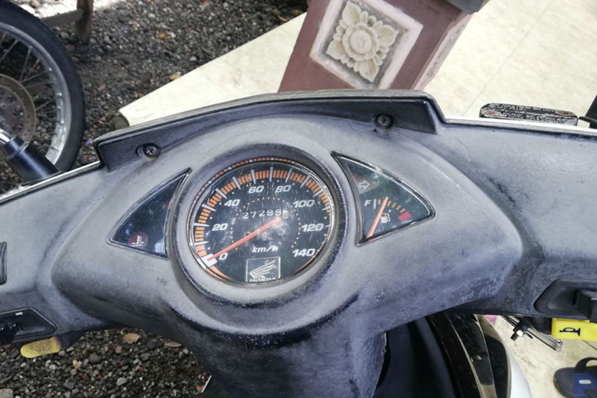 Mika speedometer yang mengalami retak halus 