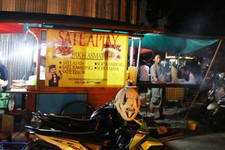 Gerobak sate Apjay yang asli sejak 1971. Kini banyak tiruan penjual sate yang mengatasnamakan Apjay di sekitar Jalan Panglima Polim.