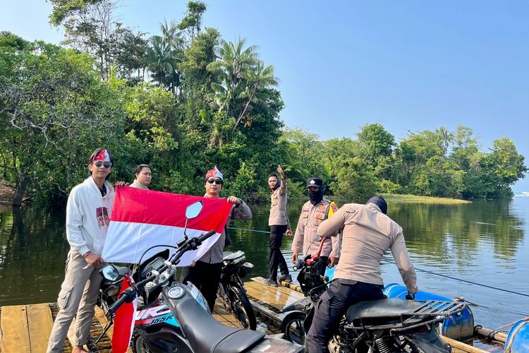 9 Jam Tempuh Medan Berat, Polisi Antar Bendera Merah Putih ke Pelosok Lampung
