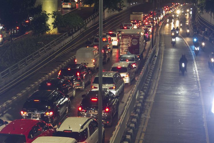 Kemacetan terjadi di Jalan Dr Satrio hingga ruas jalan Cassablanca, Menteng Dalam, Jakarta Selatan, Selasa, (17/12/2019). Kemacetan terjadi setelah sebelumnya jalan Dr Satrio sempat tergenang banjir dan tertutup endapan lumpur.