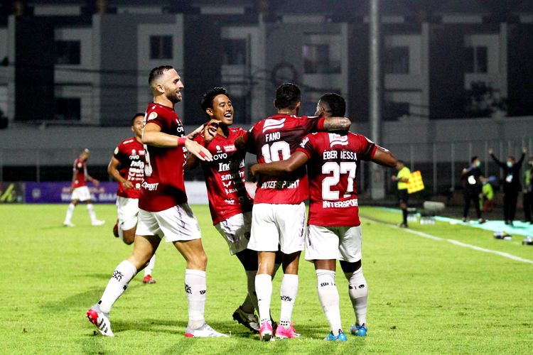 Selebrasi pemain Bali United seusai menjebol gawang Madura United pada pekan 32 Liga 1 2021-2022 yang berakhir dengan skor 0-2 di Stadion Kompyang Sujana Denpasar, Senin (21/3/2022) malam.