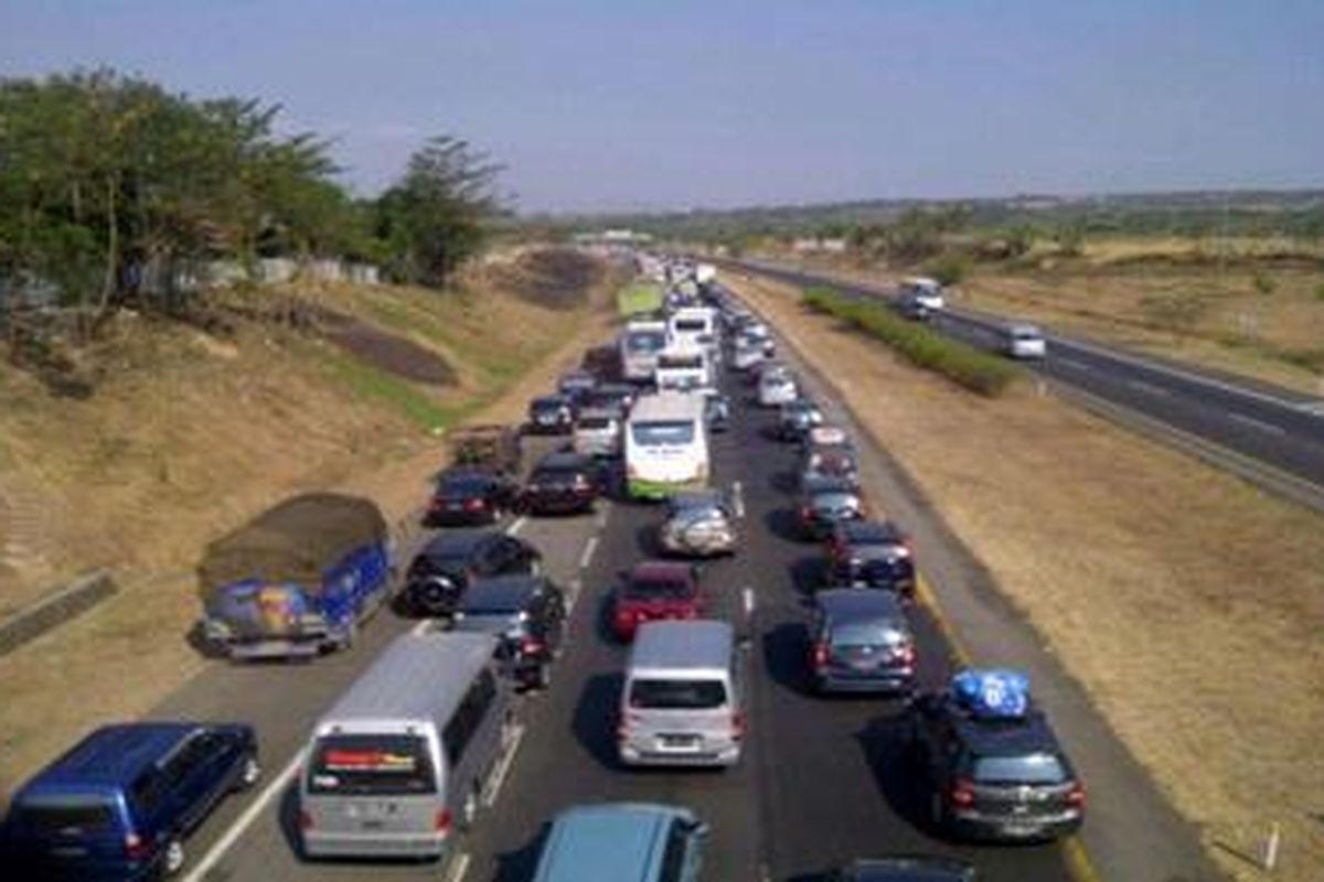 Antrean panjang kendaraan pemudik terlihat di gerbang Tol Ciperna Utama pada H-4, Jumat (26/8/2011) pada ruas tol Palimanan-Kanci
