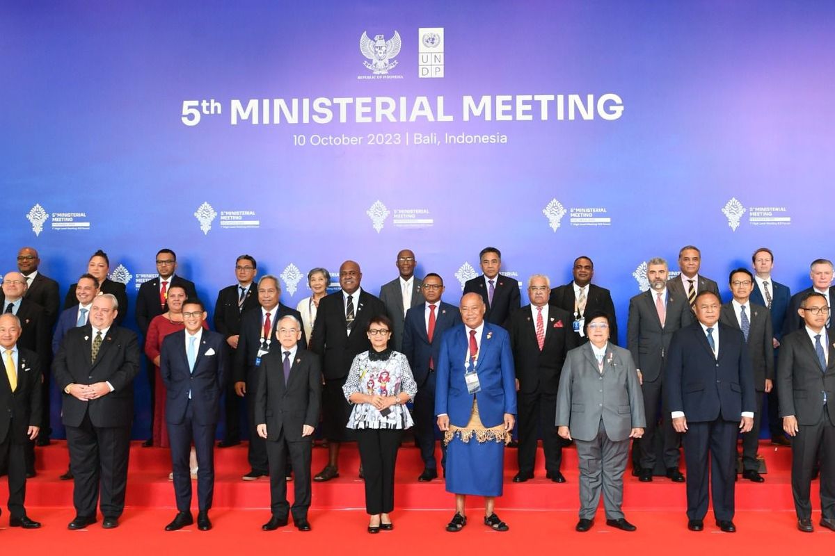 Menteri Luar Negeri (Menlu) Retno L Marsudi bersama seluruh delegasi yang hadir dalam pertemuan ke-5 Tingkat Menteri Negara-negara Pulau dan Kepulauan atau 5th Ministerial Meeting (MM) Archipelagic and Island States (AIS) Forum 2023 di BNDCC, Bali Selasa (10/10/2023).