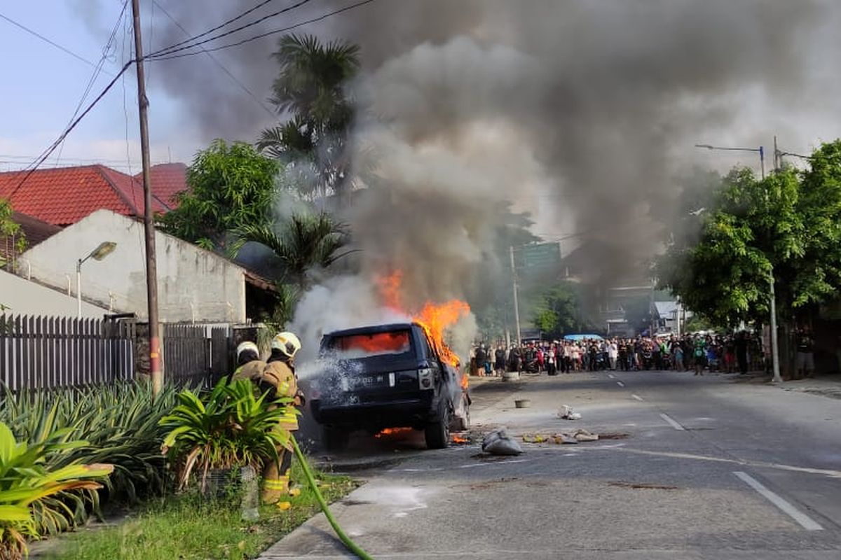 Mobil Range Rover terbakar di Jalan Rawamangun Muka Timur, RT 03/12 Kelurahan Rawamangun, Kecamatan Pulogadung, Jakarta Timur, Selasa (18/5/2021).