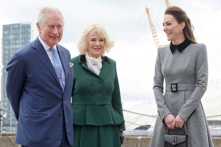Pangeran Charles, Prince of Wales (kiri), Camilla, Duchess of Cornwall (tengah) dan Catherine Middleton, Duchess of Cambridge dari Inggris, dalam kunjungan ke situs pelatihan 'Trinity Buoy Wharf' Yayasan Pangeran untuk seni dan budaya, di timur London pada 3 Februari 2022.