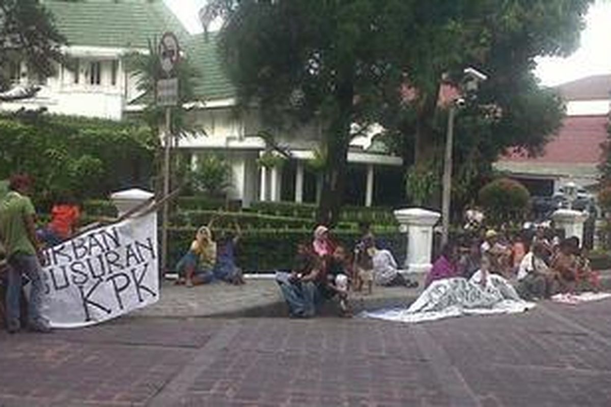 Puluhan warga Jalan Gembira, Kelurahan Guntur, Kecamatan Setiabudi, Jakarta Selatan, bertahan di depan rumah dinas Gubernur DKI Jakarta Joko Widodo. Para warga bersikukuh bertahan sampai mereka bertemu Jokowi untuk mengungkapkan keluh kesahnya, Minggu (14/4/2013).