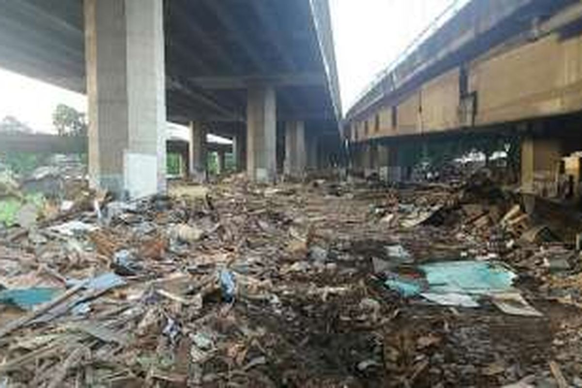 Tumpukan sampah memenuhi seluruh area Kolong Tol Sedyatmo, Jakarta Utara, Kamis (3/3/2016). Tumpukan sampah itu merupakan akibat dari penertiban yang dilakukan dilokasi tersebut pada Selasa lalu.