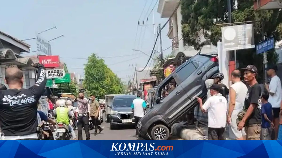 Mobil Tersangkut di Atas Pagar Rumah Warga Jombang, Lansia Mengaku Salah Injak Gas
