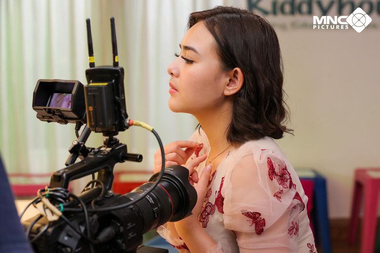 Amanda Manopo (Andin) menjalani proses syuting sinetron Ikatan Cinta di Beth Kasegaran Theresia (BKT) Senior Living & Resort, Megamendung, Jawa Barat.