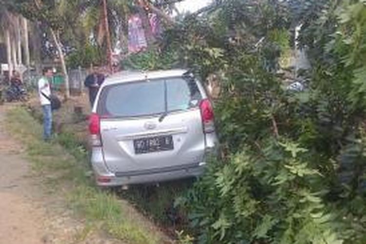 Mobil Xenia dikemudikan perempuan berambut pirang menabrak pohon di tepi jalan diduga akibat mabuk, tak ada korban jiwa dalam kecelakaan ini