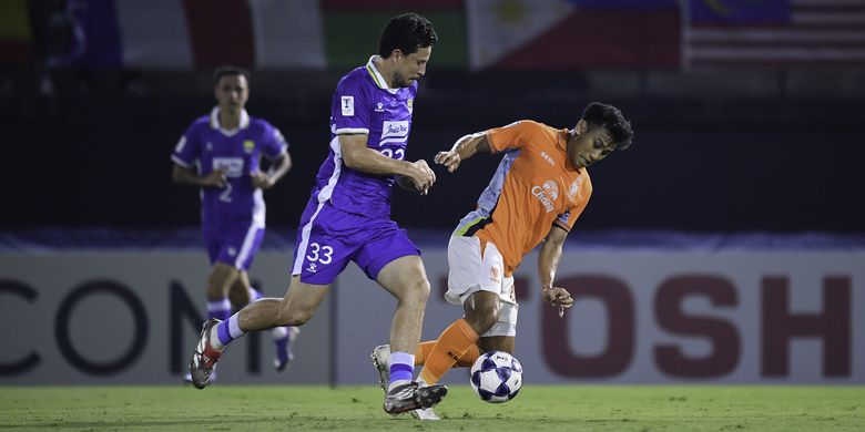 Gelandang Persib Bandung Thom Haye saat tampil berlaga melawan Ratchaburi FC pada leg pertama 16 besar AFC Champions League Two (ACL 2) 2025-2026, misi pembalasan diusung pada leg kedua, Rabu (18/2/2026) di Stadion Gelora Bandung Lautan Api (GBLA). 