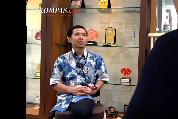 Achmad Budi Santoso, ASN disabilitas di Kementerian Koordinator bidang Perekonomian, saat wawancara khusus dengan Kompas.com, Agustus 2023.