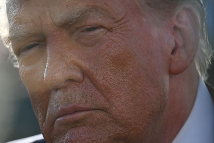 Presiden Amerika Serikat Donald Trump setelah turun dari pesawat kepresidenan Air Force One, ketika tiba di Pangkalan Udara Gabungan Andrews di Negara Bagian Maryland, 15 Juli 2025. Para anak muda AS kini mulai menyesal memilih Trump di pilpres 2024.