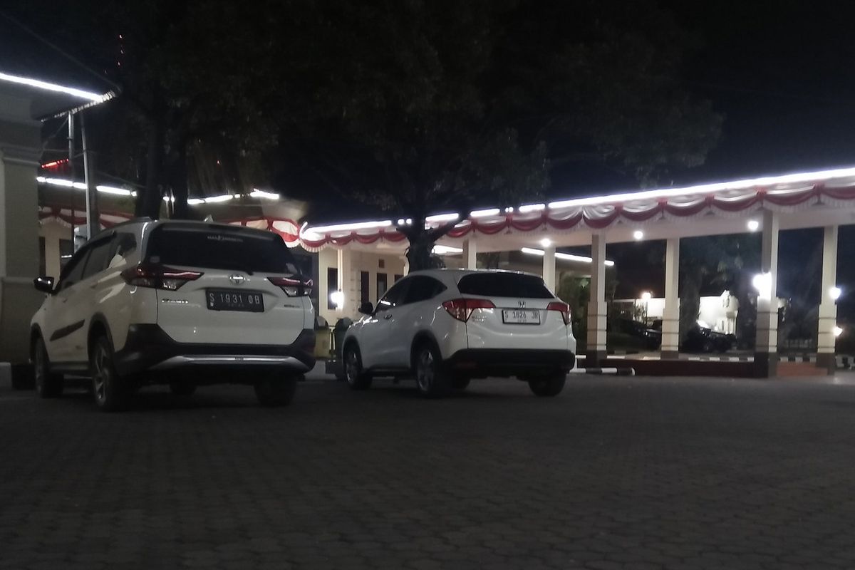 Suasana di rumah dinas Bupati Lamongan (Pendopo Lokatantra) saat petugas KPK melakukan penggeledahan, Rabu (13/9/2023) malam.