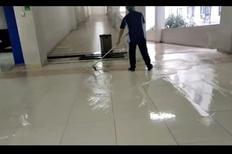 Genangan air terjadi di ruang gizi di lantai dua RSUD Kota Tangerang, Banten, Selasa (16/2/2021) siang saat hujan deras melanda daerah itu.