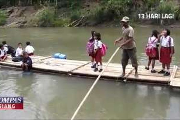 Siswa di Purworejo menggunakan rakit untuk menyeberangi sungai saat berangkat ke sekolah.