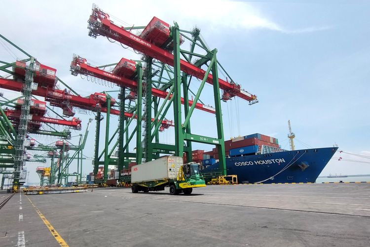 Gambar Pelabuhan Terminal Petikemas Teluk Lamong di Surabaya, Jawa Timur. 